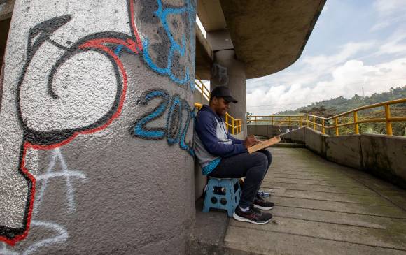 Casi todos los días, desde el año pasado, Jesús arma su silla de plástico y se sienta en las escaleras en espiral del puente. FOTO Edwin Bustamante