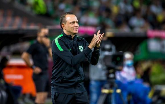 El técnico de Atlético Nacional, Alejandro Restrepo, tendrá el desafío el próximo jueves de remontar la serie ante el Olimpia para recuperar la confianza en su proceso. FOTO juan antonio sánchez