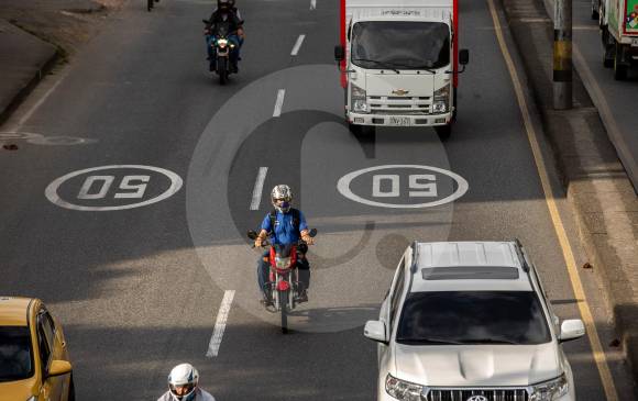 Reducir la velocidad a 50 km en los principales corredores viales es un pilar de Visión Cero, que tiende a convertirse en una filosofía de ciudad para bajar accidentes. FOTO Carlos Velásquez