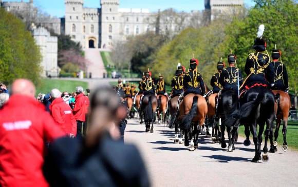 Pese a las restricciones, cientos de personas se acercaron a ver el cortejo fúnebre del príncipe Felipe. FOTO EFE
