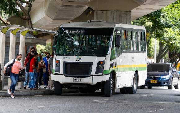 Aunque la frecuencia de los buses alimentadores de las cuencas 3 y 6 está programada para no superar los 10 minutos, las congestiones hacen casi imposible cumplirla. FOTO Manuel Saldarriaga.