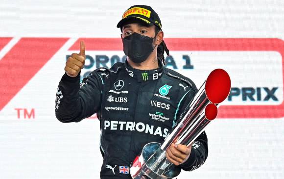 El piloto Lewis Hamilton recortó distancia y sigue en la pelea por lograr un nuevo título en la Fórmula Uno. FOTO EFE