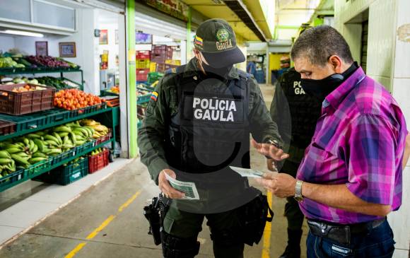 El Gaula de la Policía mantiene su campaña de información, para que la comunidad no caiga en las extorsiones. FOTO jaime pérez