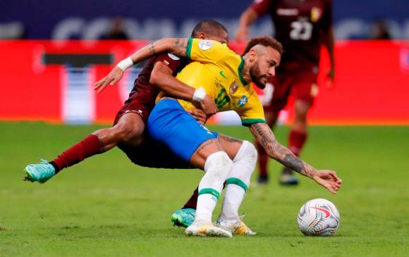 Neymar disputa hoy el balón con José Martínez de Venezuela, durante el partido inaugural de la Copa América en el estadio Mané Garrincha, en Brasilia. FOTO EFE 
