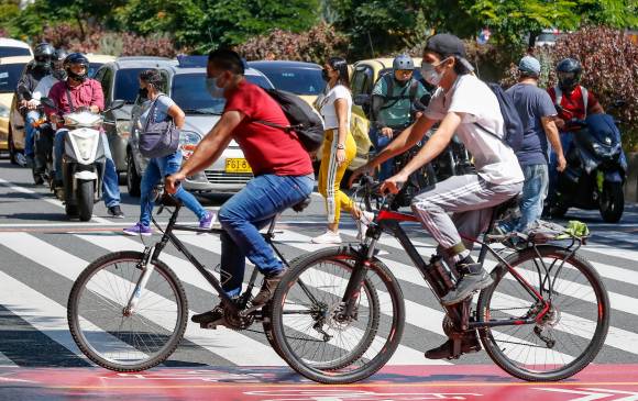 Los lunes se programa la SiCLeada a realizar por algún barrio de Medellín, se divulgan en redes y los miércoles a las 7:00 p.m. los participantes salen de Carlos E. Restrepo. FOTO Manuel Saldarriaga