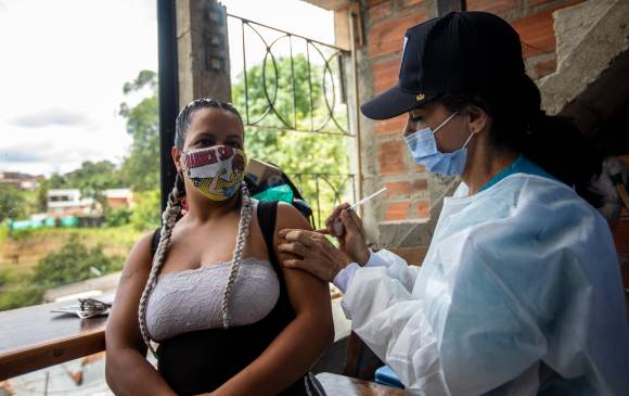 En las veredas El Llano y La Culebra, de La Estrella, un equipo de vacunadores sube lomas para buscar pacientes. Con frecuencia encuentran personas no vacunadas. FOTO CAMILO SUÁREZ