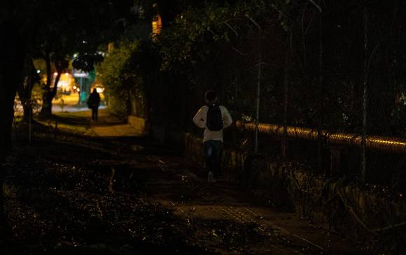 En uno de los pasos peatonales del puente de la Madre Laura, el cual conecta a Aranjuez y Castilla, se cuentan más de 30 luminarias dañadas.