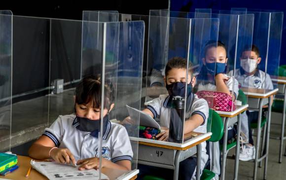 Los colegios del país están implementando diferentes medidas de bioseguridad y algunos ya regresaron a clase en modalidad de alternancia. Foto Juan Antonio Sánchez Ocampo