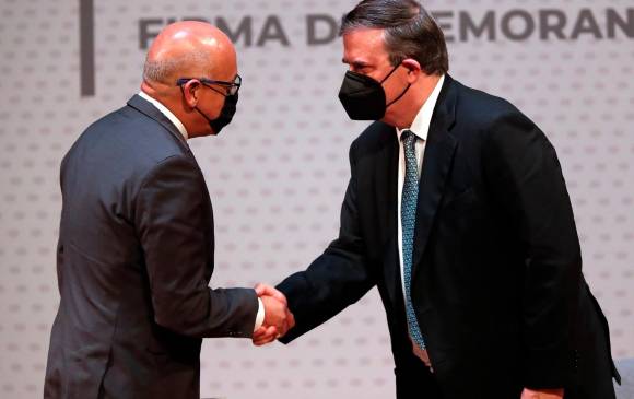 El presidente de la Asamblea Nacional de Venezuela, Jorge Rodríguez (izquierda) saluda al canciller mexicano Marcelo Ebrard durante la inauguración del proceso de negociación y diálogo en el Museo de Antropología e Historia de la Ciudad de México (México). Foto EFE