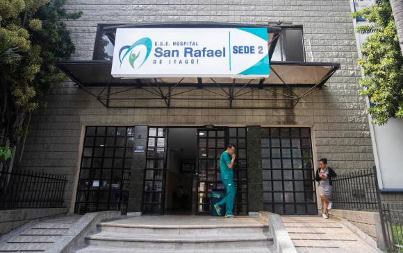 El San Rafael, de Itagüí, se sumó a la red de hospitales que se declararon en emergencia debido a la alta ocupación de camas UCI. FOTO MANUEL SALDARRIAGA