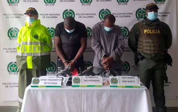 En el operativo fueron incautadas tres armas traumáticas y los objetos robados. Uno de los detenidos quedó herido tras chocar en la fuga contra un separador vial. FOTO: CORTESÍA DE POLICÍA.