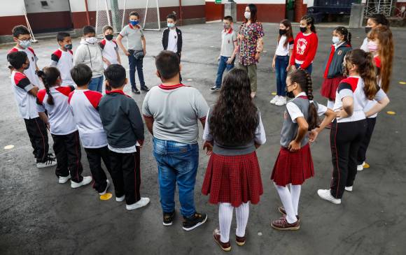 Según expertos en educación, la presencialidad significará recuperar lo perdido: relacionamiento, hábitos de estudio y valoración de los niveles de aprendizaje. FOTO MANUEL SALDARRIAGA