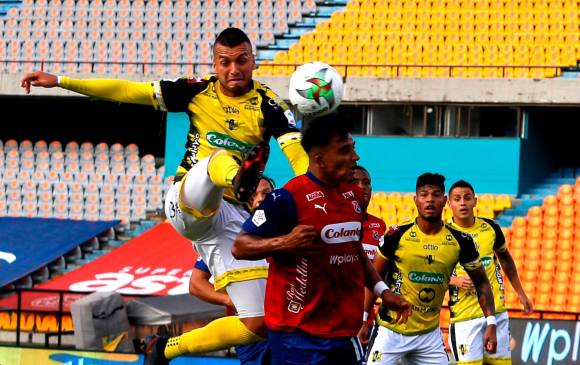 El partido Medellín-Alianza Petrolera, en el Atanasio, resultó parejo. El empate, sin embargo, poco les sirvió a los rojos. En la acción, el volante David Loaiza. FOTO cortesía dimayor