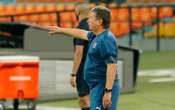 Al técnico Hernán Darío Gómez se le ve muy acucioso durante los partidos dándoles indicaciones a sus dirigidos. FOTO dimayor