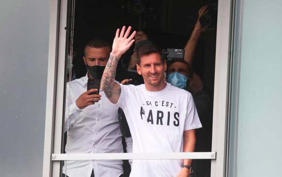 Messi saludó a su llegada a París. FOTO EFE