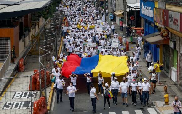 La marcha de acuerdo con los organizadores no incluía concentraciones para realizar discursos, solo fue “una caminata en familia y en paz”. Foto: Manuel Saldarriaga Quintero.