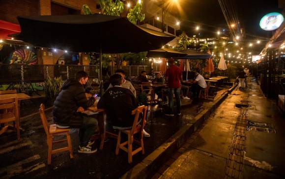 La necesidad de tener espacios al aire libre llevó a peatonalizar calles. Esta vía, la carrera 43B, entre las calles 8 y 9, se anexó al espacio público. FOTO: CAMILO SUÁREZ