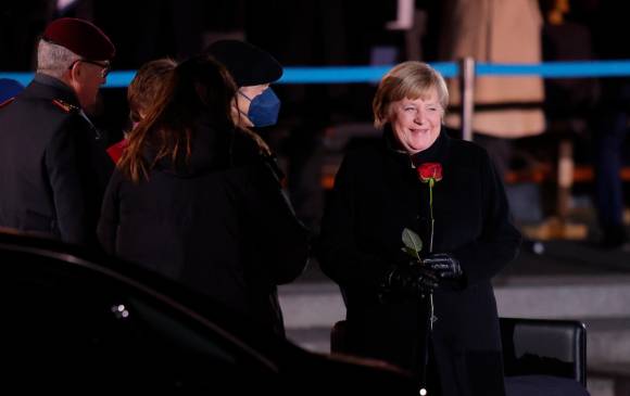 El Ejército de Alemania realizó una ceremonia de despedida en honor a Merkel, en la que le entregaron una rosa roja. FOTO Getty
