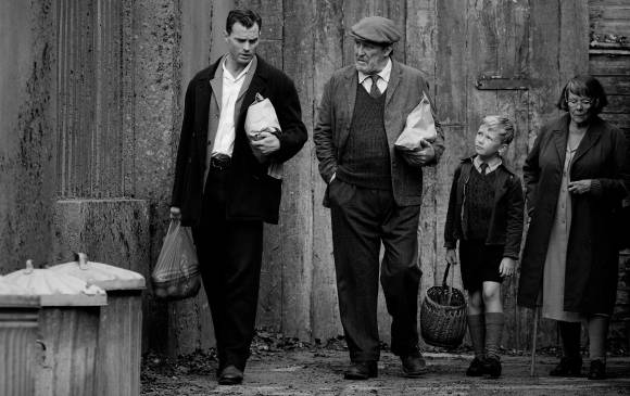 Jamie Dornan, Judi Dench, Ciarán Hinds, Catríona Balfe y el niño Jude Hill son los protagonistas de esta historia. FOTO Cortesía UIP