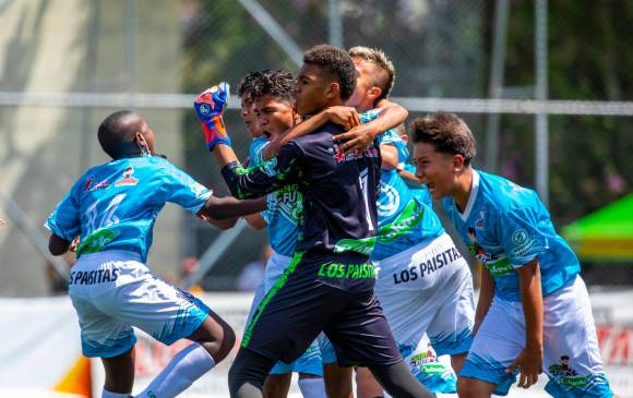 El arquero Camilo Blandón celebra con sus compañeros la clasificación a la semifinal del Baby fútbol en la Marte Uno. FOTO camilo suárez 