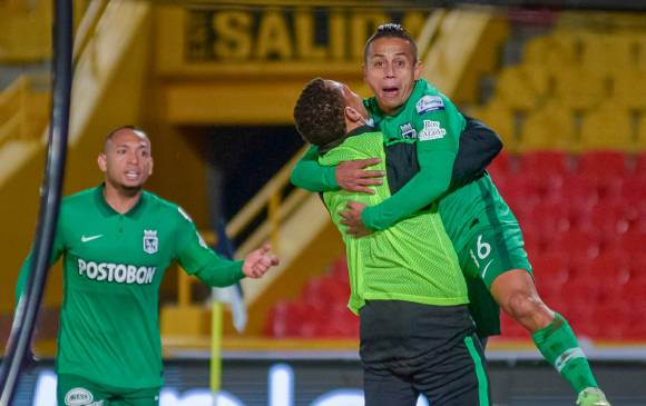 Vladimir Hernández, felicitado por sus compañeros. Llegó a 26 goles con Nacional. FOTO Dimayor