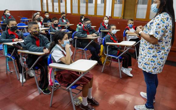 Entre los retos de este año se cuenta bajar las tasas de repitencia. En 2020, con la llegada de la pandemia, este se disparó en cuatro puntos en el Valle de Aburrá, pasando de 2,9% en 2019 a 7,1%, según Medellín Cómo Vamos. FOTO MANUEL SALDARRIAGA