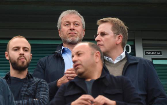 Abramovich (arriba) dejó de administrar al Chelsea tras el conflicto ruso con Ucrania. FOTO EFE