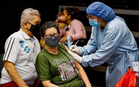 Vacunación: dosis de claridad es el nombre del foro al que podrá conectarse de manera virtual, por www.elcolombiano.com.co y el Facebook de este medio. A las 10:00 a.m. FOTO Manuel saldarriaga