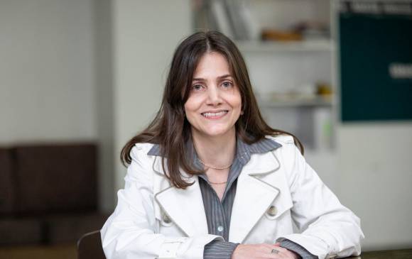 Es el primer libro de Josefina Aguilar, quien es editora y estudió una maestría en Escrituras Creativas. FOTO camilo suárez 