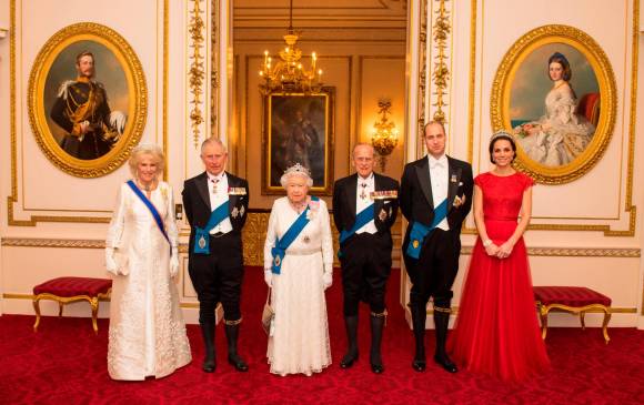 Los dos primeros de izquierda a derecha: Camila (74 años), duquesa de Cornualles y Carlos (73 años), príncipe de Gales. FOTO GETTY