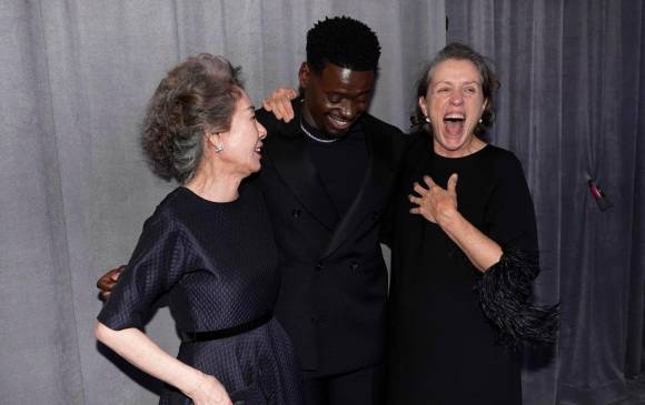 Tres de los cuatro ganadores en las categorías de actuación casualmente se vistieron de negro: Youn Yuh-jung, Daniel Kaluuya y Frances McDormand