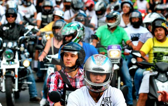 Entre las exigencias de la nueva resolución del Ministerio de Transporte está que no se podrán usar dispositivos móviles en el casco, a no ser que sean manos libres. FOTO JUAN ANTONIO SÁNCHEZ