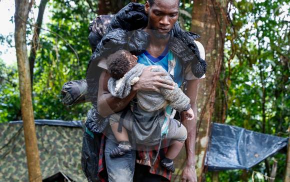 Durante todo el trayecto se ven a los migrantes cruzar con niños. Entre enero y agosto de 2021, 50 menores de edad cruzaron solos el Tapón del Darién, dice Migración Panamá FOTO manuel saldarriaga