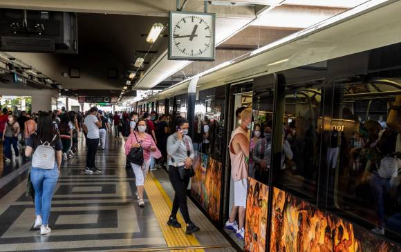 Cada día, por la línea A están pasando 560.000 personas. Antes de la pandemia, por ella se movilizaban 760.000 usuarios en promedio. Desde la empresa Metro creen que esos niveles de prepandemia solo podrán recuperarse en 2022. FOTO camilo suárez