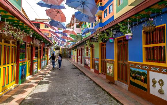 Guatapé, con sus colores y su arquitectura de balcones y zócalos es uno de los pueblos más turísticos. FOTO Juan antonio Sánchez