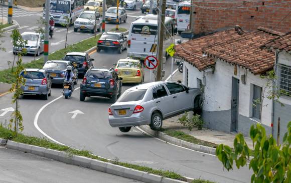 Los accidentes de tránsito son pan diario en las ciudades colombianas. La calma importa. FOTO Juan Antonio Sánchez