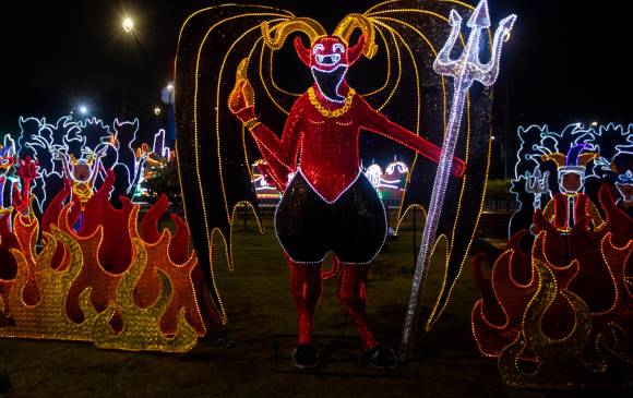 El diablo del Carnaval de Riosucio, figura que fue controversial previo a encender los alumbrados, también apagará sus bombillas hasta el 3 de enero de 2021. FOTO : Camilo Suárez