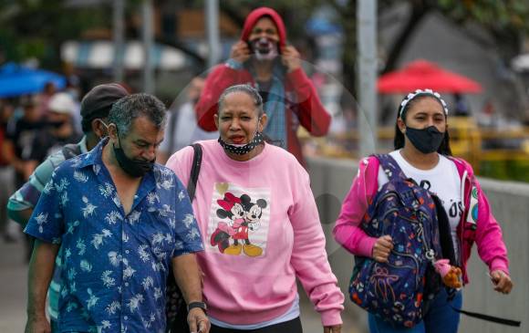 El presidente de Colombia acaba de tomar nuevas medidas para contener el virus que, en diferentes países, está también colapsando los sistemas de salud. FOTO MANUEL SALDARRIAGA