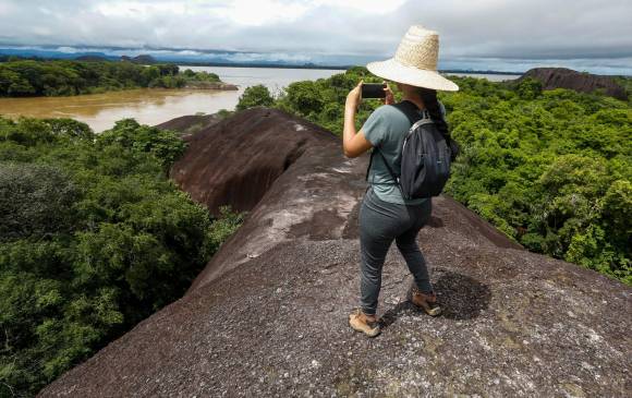 Turistas disfrutan de este fenómeno de rocas el parque nacional El Tuparro (Vichada). Foto Manuel Saldarriaga Quintero.