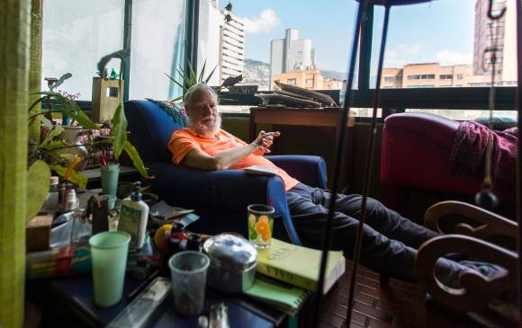 Jorge Uribe en su casa en Medellín. FOTO Andrés Camilo Suárez