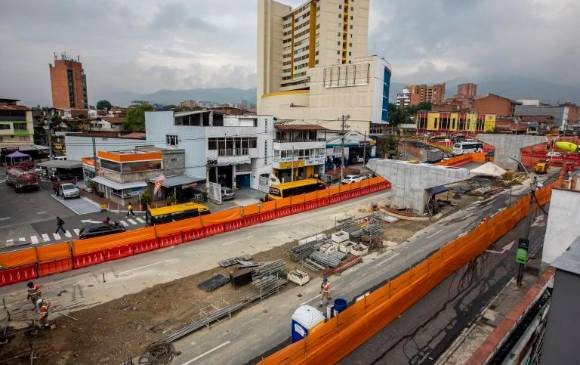 El intercambio vial de San Juan tiene un avance del 25%. Para su construcción tuvo que implementarse un plan para manejar el flujo vehicular. Comunicará occidente con oriente. FOTO camilo suárez. 