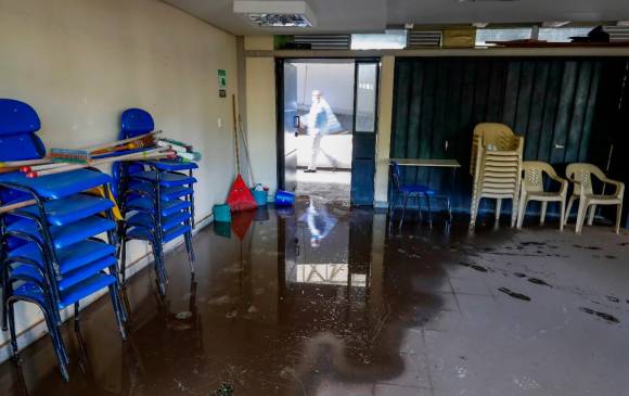 Como este, son varios los salones que padecen inundaciones en el colegio. FOTO Manuel Saldarriaga