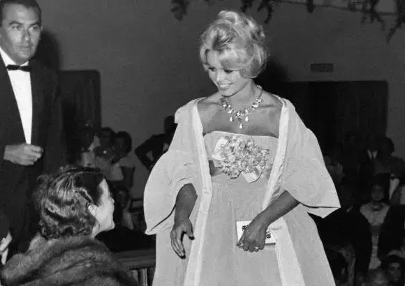 Fotografía de 1958. Bardot asistía al estreno de la película “En cas de malheur” (En caso de adversidad), dirigida por Claude Autant-Lara, durante el Festival de Cine de Venecia. FOTO: AFP