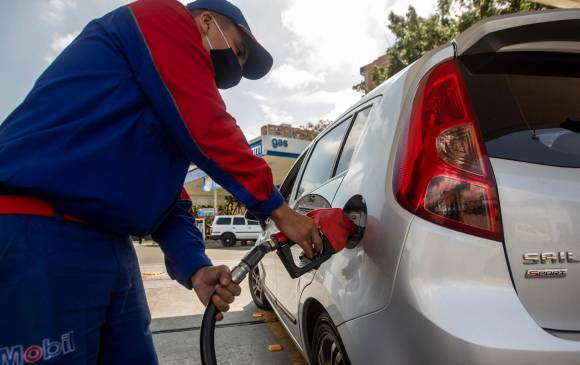 Durante marzo de 2022, el precio promedio de venta de la gasolina en las 13 ciudades principales del país se ubica en $9.030. Foto: Camilo Suárez