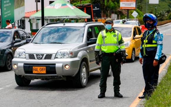 Personal de la Policía y de la Secretaría de Movilidad controlaba el tráfico en la vía a Santa Fe de Antioquia desde las primeras horas de la mañana. FOTO MANUEL SALDARRIAGA