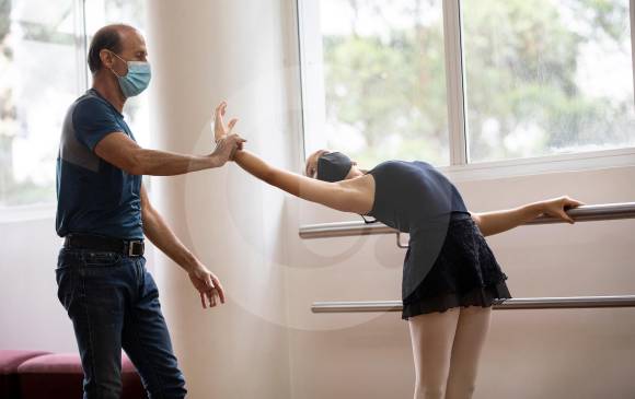El docente Andrés Arbeláez instruye a Martina Hoyos en una de sus clases. FOTO CAMILO SUÁREZ
