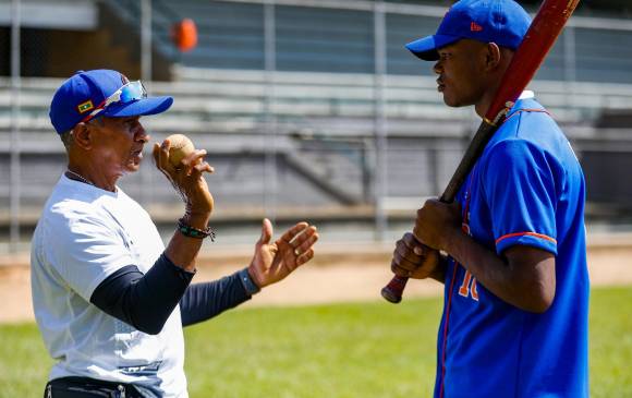 Mike y Víctor Ramos, el hombre que lo descubrió para el béisbol. Hoy, llenos de gratitud, empiezan a ver reflejados los frutos del esfuerzo, aunque son conscientes que se vienen desafíos más grandes.
