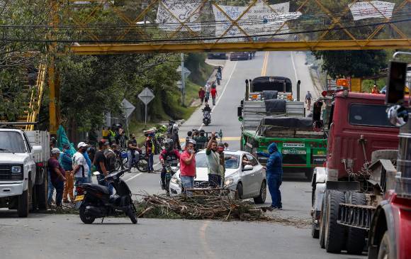 Bloqueos como los de esta semana en la vía Medellín-Bogotá (foto) afectan la recuperación económica, generar más empleos e impiden cumplir negocios de exportación. FOTO Manuel Saldarriaga