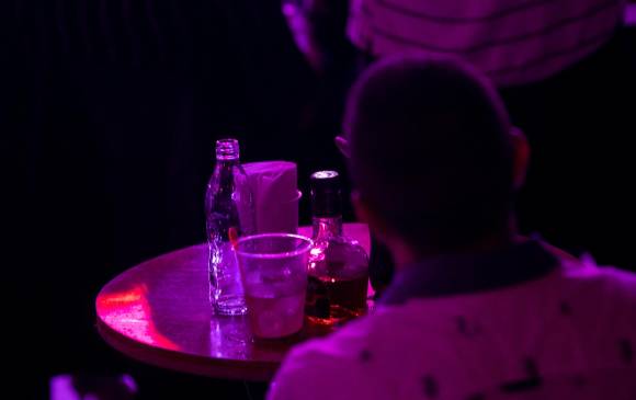 La medida se tomó bajo la premisa de que los ciudadanos tienden a olvidar las medidas de bioseguridad cuando están ingiriendo bebidas alcohólicas. FOTO: EL COLOMBIANO