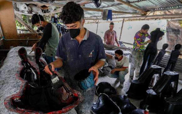 Juntos elaboran maniquíes para después ser llevados al centro de la cuidad y proveer los almacenes que venden ropa. Foto: Manuel Saldarriaga Quintero.